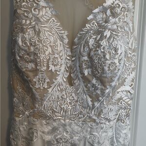 New! Elegant Sheer Lace Wedding Dress